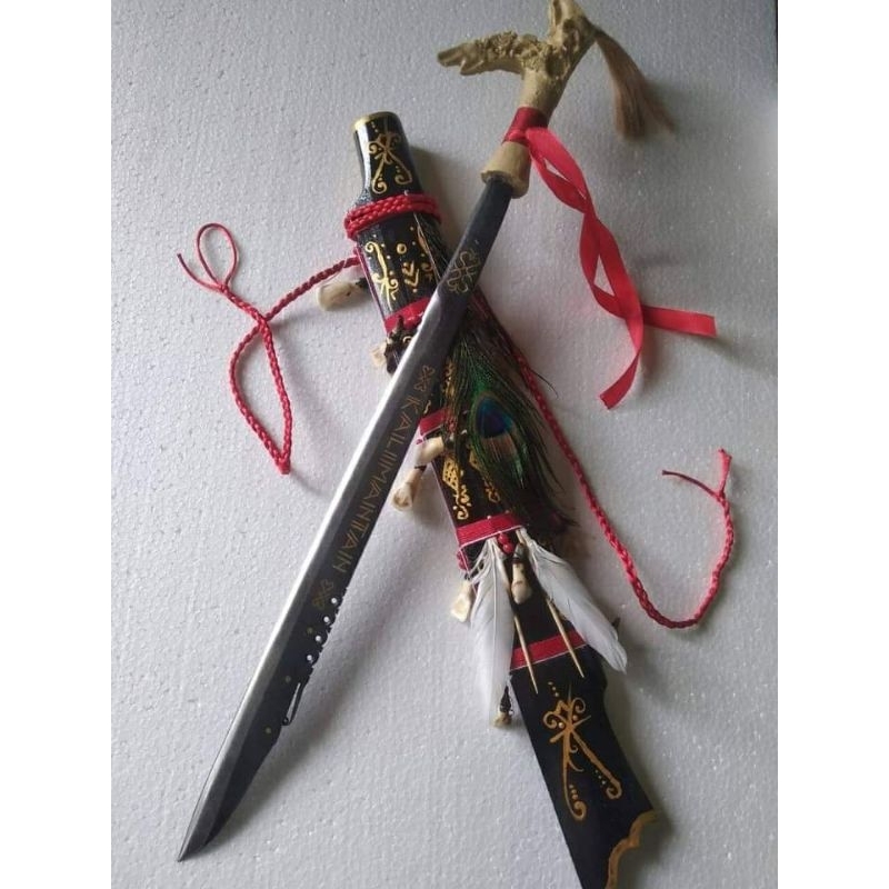 Mandau etnik khas Dayak Kalimantan