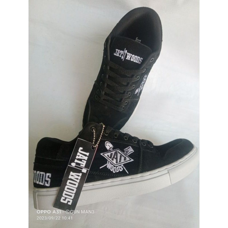 sepatu gowes kulit
