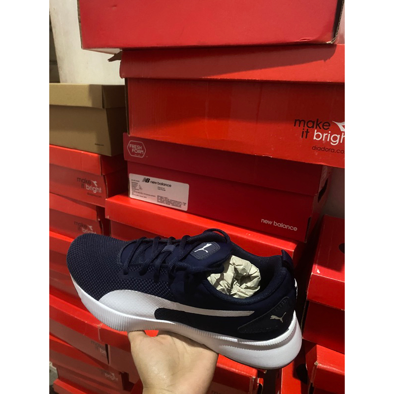 sepatu sport station keren. sale murah 70% size 42