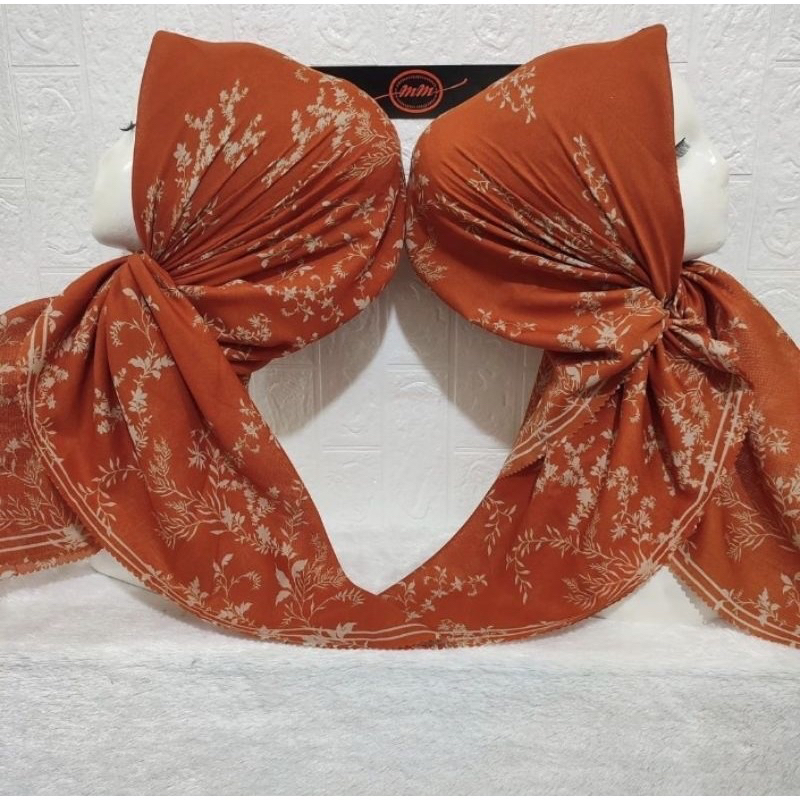 Hijab Segi Empat Voal Motif Magenta Warna Oren Pekat Jilbab Murah Terbaru
