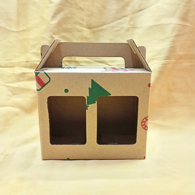 

Kardus Die Cut Tas Jinjing Isi 2 Toples Jar 250ml Hampers Natal Kotak Hampers Souvenir Hari Raya
