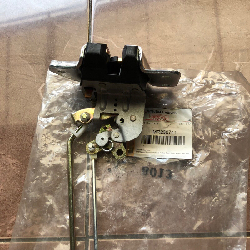 DOOR LOCK BAGASI MITSUBISHI KUDA ORI ASLI MR230741