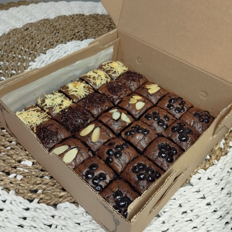 

Brownies Fudgy Panggang | Kue Brownies oven (ukuran 20 X 20) 25 Pcs | Bronis Coklat Lembut JAGAD FOOD