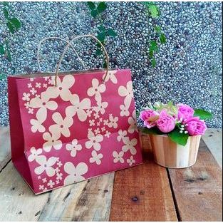 

Tas Kue / Paperbag Motif / Tas Ulang Tahun / Tas Souvenir Ukuran : Lebar 22 x Tinggi 18 x Tebal 14 cm