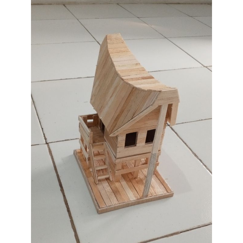 miniatur rumah adat Tongkonan stik eskrim