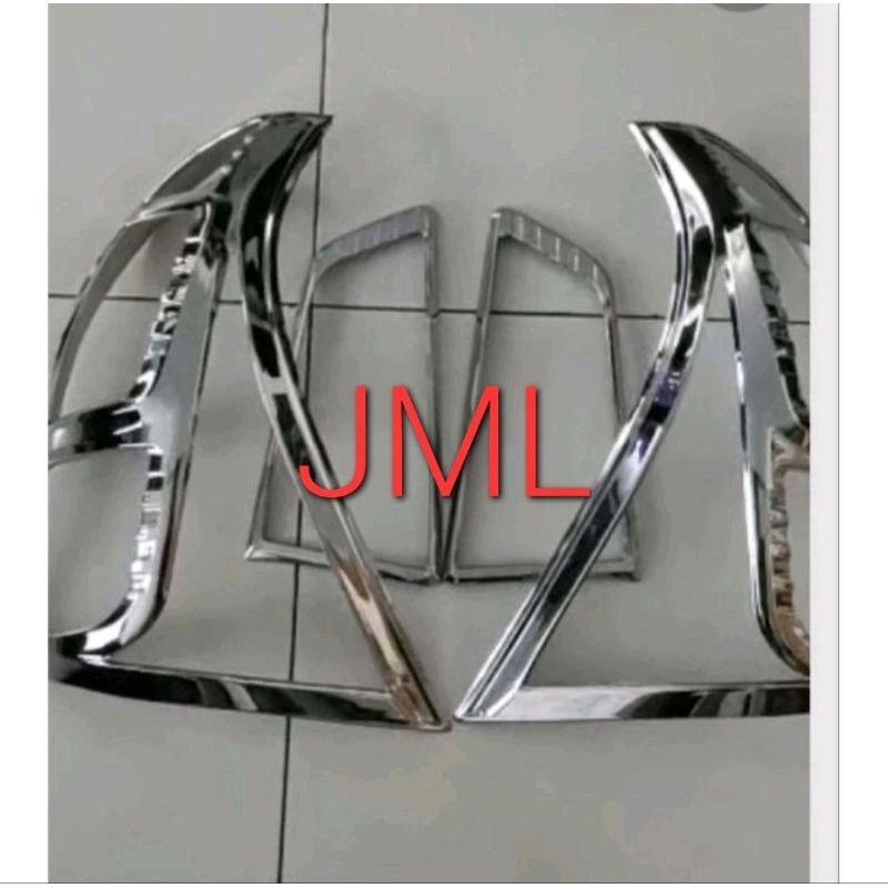 Garnish lampu belakang chrome Grand Avanza Xenia Veloz 2015 - 2018.