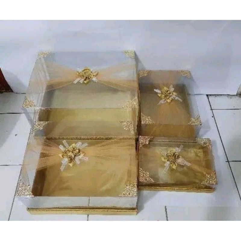 

KOTAK HANTARAN SESERAHAN MIKA TINGGI KAIN TILE ISI 4 WARNA EMAS SUDUT PLAKAT SOUVENIR PERNIKAHAN SOUVENIR MURAH SOUVENIR SEMUA ACARA