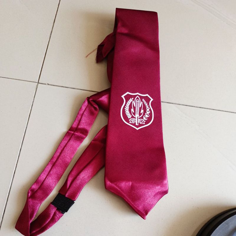 dasi satpam merah maroon