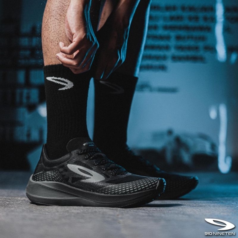SEPATU RUNNING 910 NINETEN HAZE 1.5 HITAM ABU