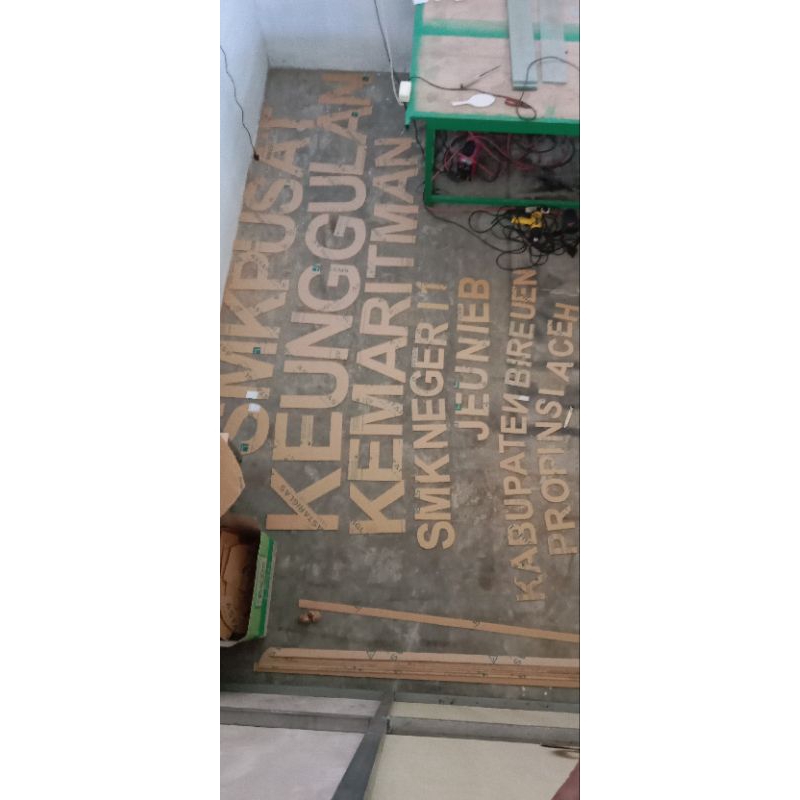 huruf timbul pake lampu