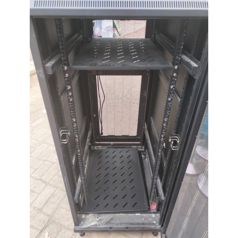 Lemari rak server besi merk INDORACK bekas bagus kokoh siap pakaii