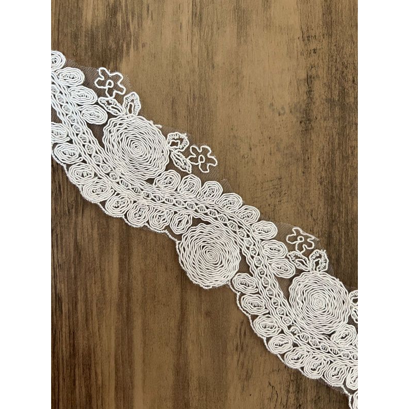 hiasan hijab pengantin warna putih