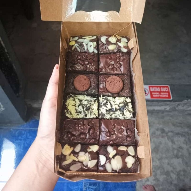 

Brownies Sekat Fudgy Panggang 20x10 isi 12