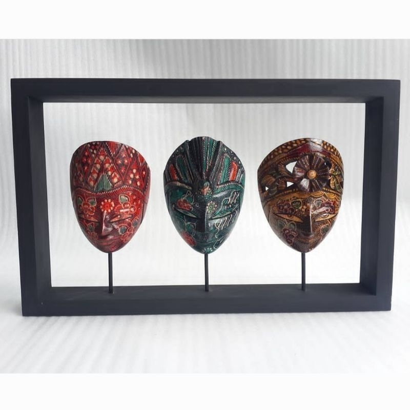 Frame Topeng Kayu Batik isi 3 (Panji, Merak, Bunga)