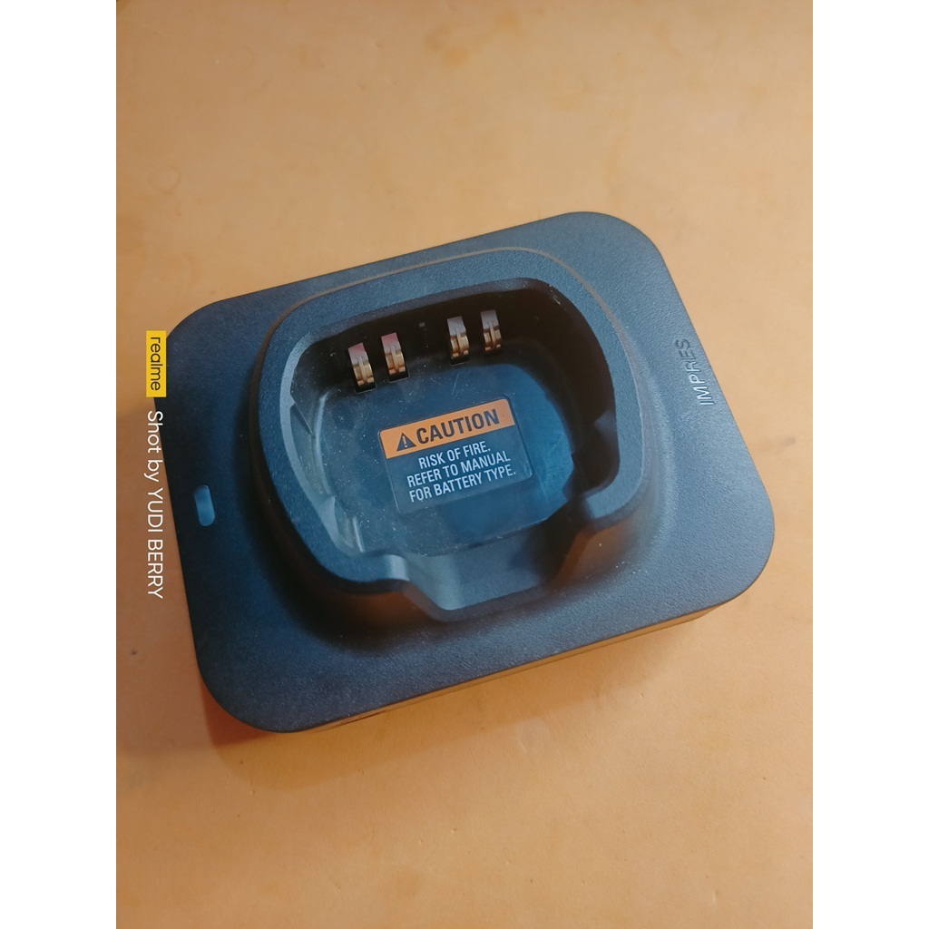 Desktop Charger Motorola Apx600 apx700 apx 8000 srx2200  Tipe NNTN8856A Kondisi Bekas