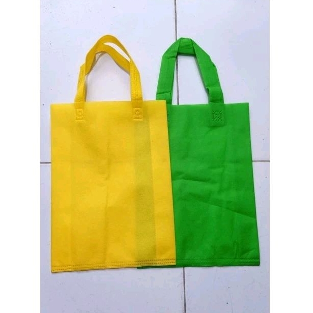

tas spunbond 25x36 tas kado tas parcel tas souvenir tas hampers isi 12pcs