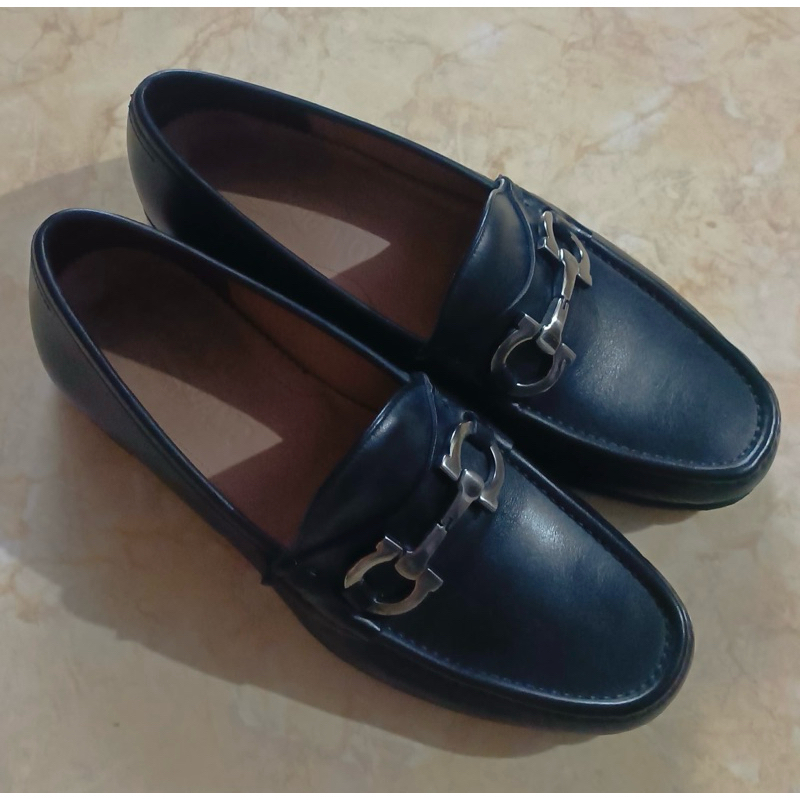 Preloved Sepatu Salvatore Ferragamo Moccasin with Gancini ornament Loafers Calf Skin Leather Black S