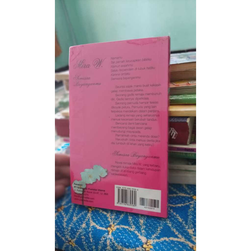 Buku Novel Semesra bayanganmu karya Mira W