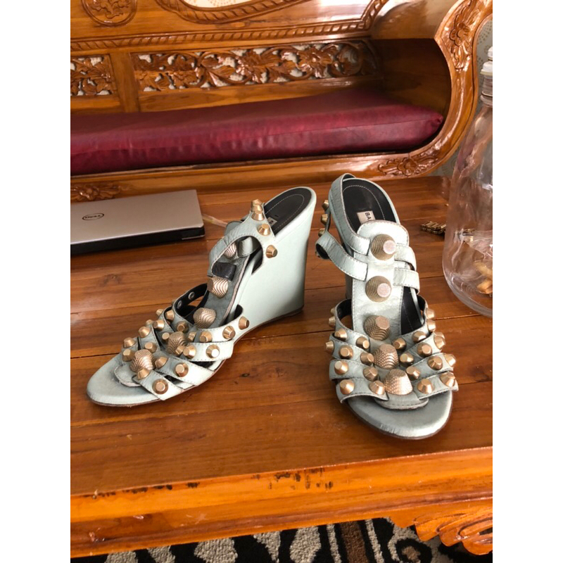 preloved sepatu high heels hak tinggi warna sage telur asin brand balenciaga