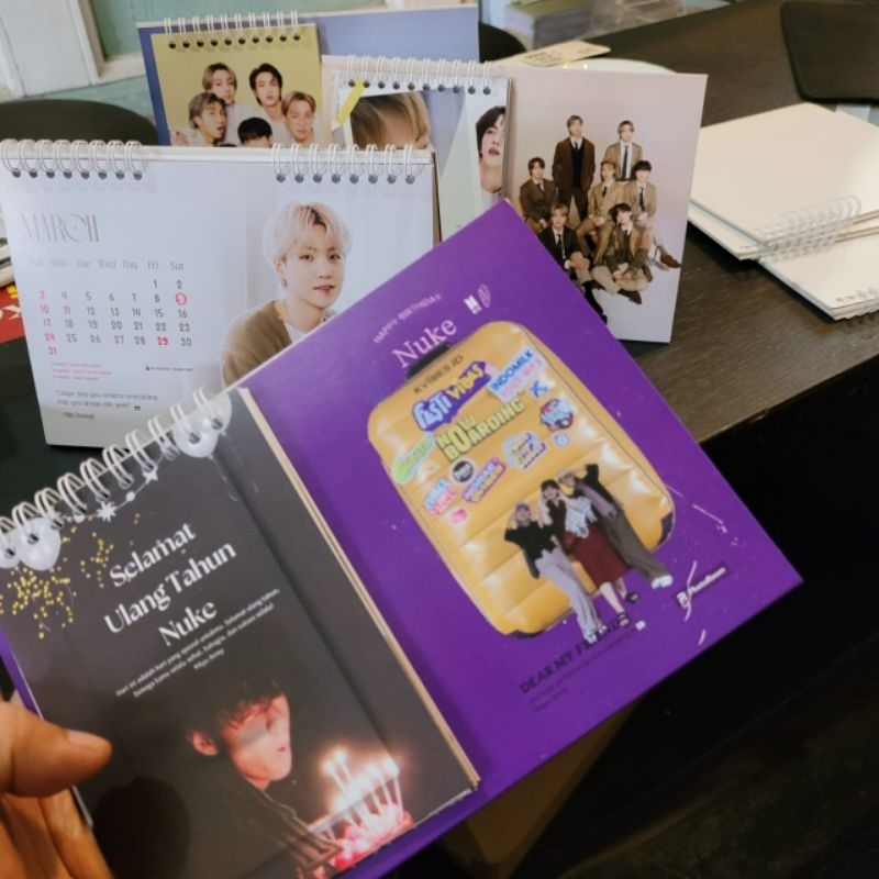 

Hampers Kalender custom 2024 KPOP BTS BLACKPINK NTC AESPA Aesthetic