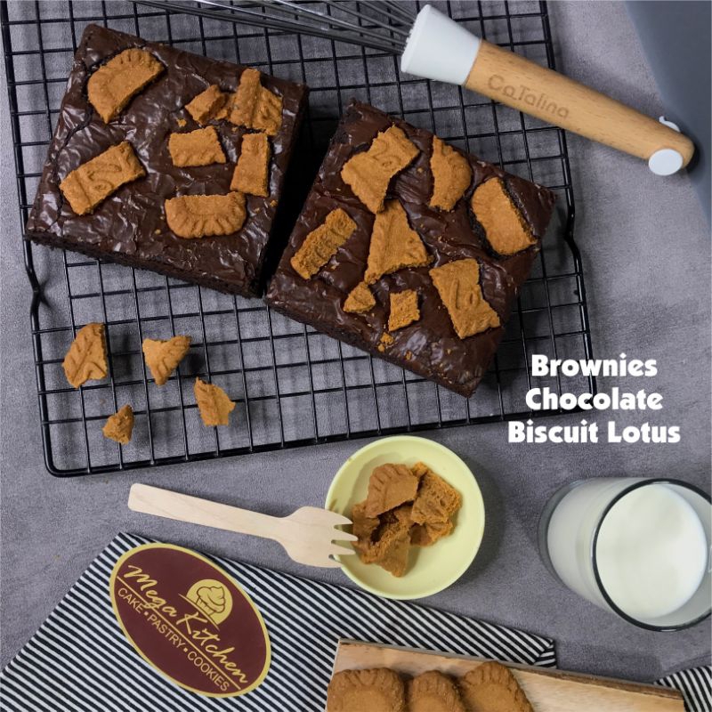 

Fudgy Brownies Box by MEGAkitchen||brownies topping lotus || fudgy brownies || hampers ||