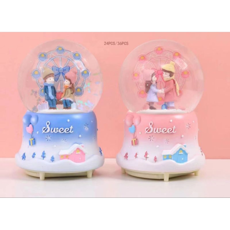 Snowball musik love story, bola air salju kotak musik lagu romantis Couple fall in love, ada lampu w