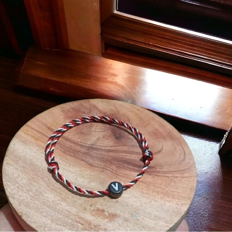 Jual gelang tridatu inisial huruf bulat A-Z gelang pria/wanita inisial huruf tali tridatu original p