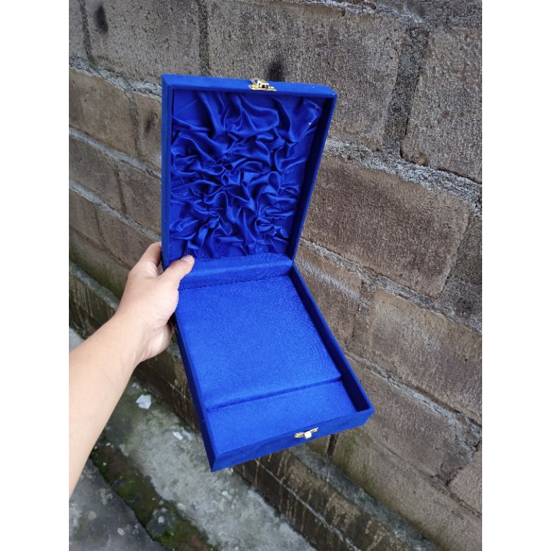 

KOTAK BOX BLUDRU PLAKAT VANDEL PIAGAM CINDERAMATA SUVENIR KADO GIFT HAMPERS CENDERAMATA - UKURAN 16.5 X 16.5 CM