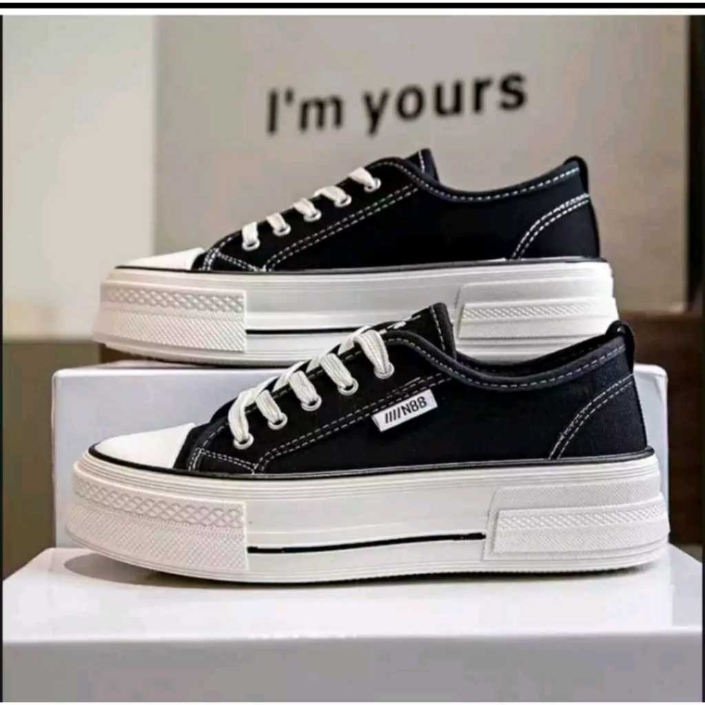 Sepatu Wanita Bahan Kanvas Bertali Casual Sport Sepatu Korea Hitam Putih Sepatu Sekolah Terbaru