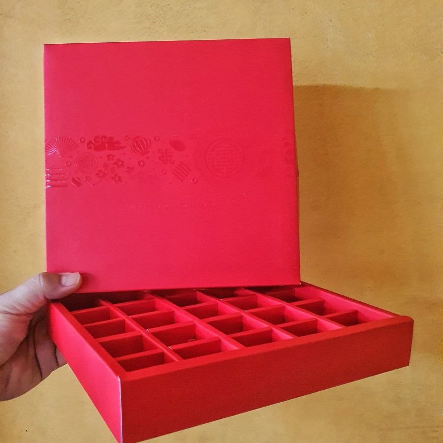

(5 pcs) Kotak Merah Imlek Sekat 25 Kemasan Kue Nastar Bulat Tradisional Brownies Mini Motif Imlek Box Parcel Ukuran 21x21x3cm