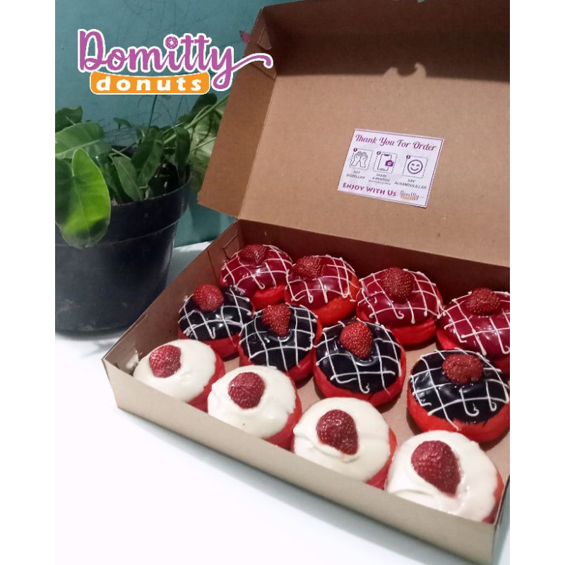 

DONAT RED VELVET TOPPING STRAWBERRY FRESH MEDIUM ISI 12