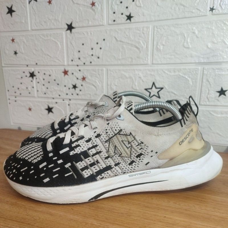 Sepatu sneakers second running DESCENTE size 42,5