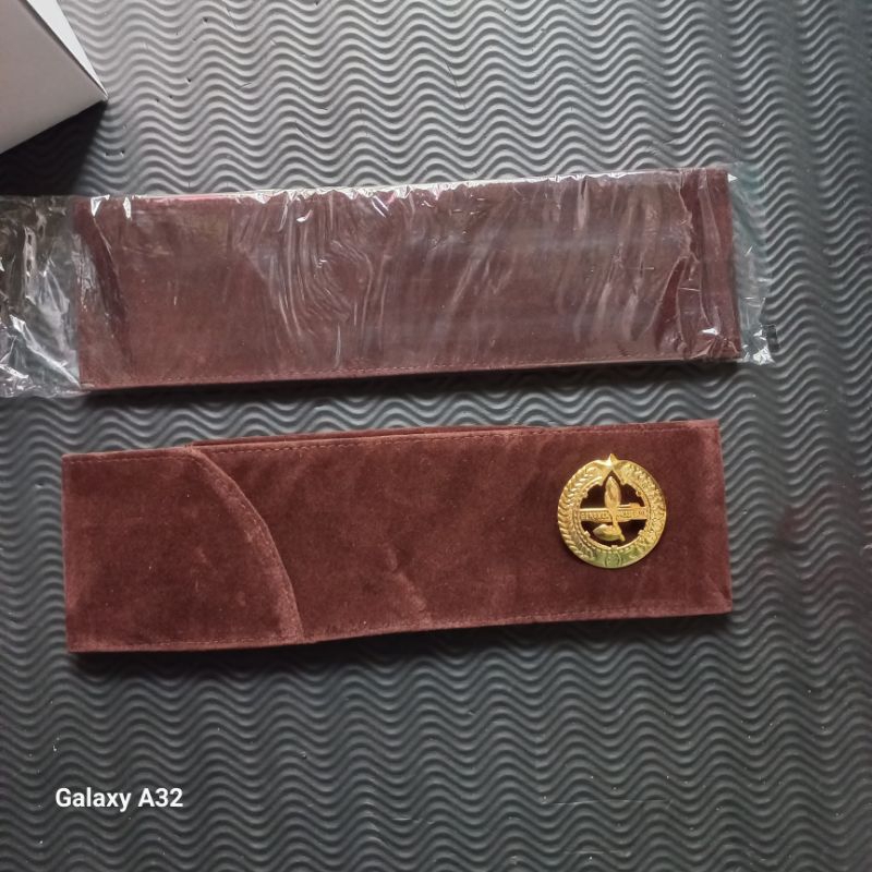 Peci pembina pramuka coklat bludru plus tanda topi