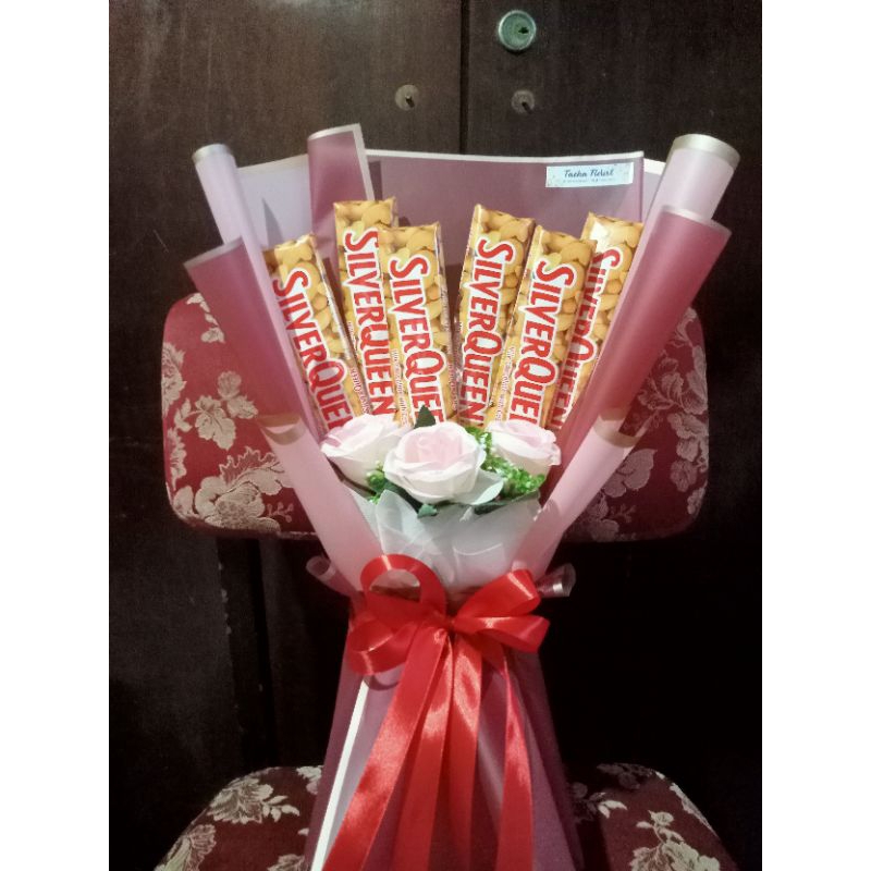 

Buket coklat Silverqueen mix bunga mawar artificial CIMAHI BDG PADALARANG