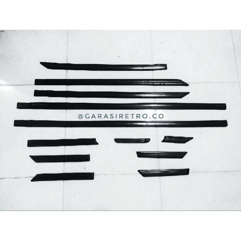 Molding body lis body corolla dx 1982 1983