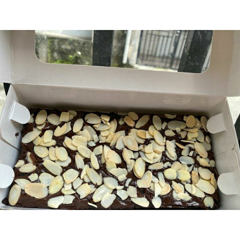 

Fudgy Brownie Panggang Almond 20x10