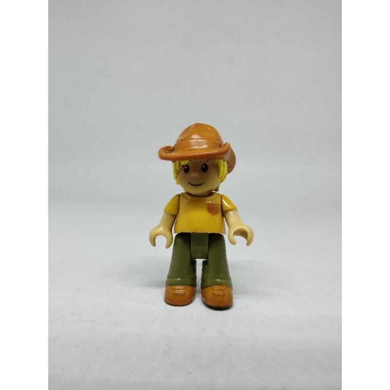 Figure Topi Baju Kuning