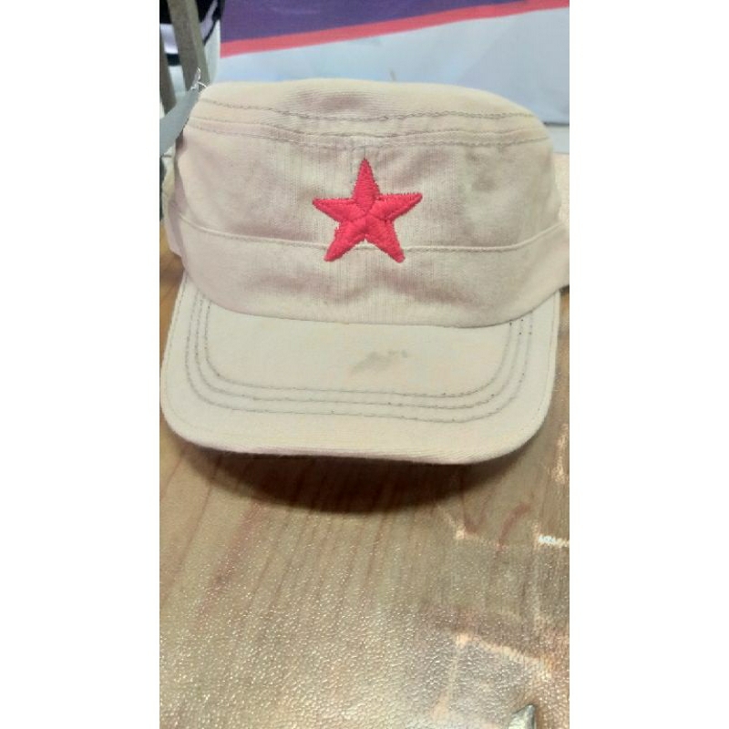 topi komando krem bintang merah