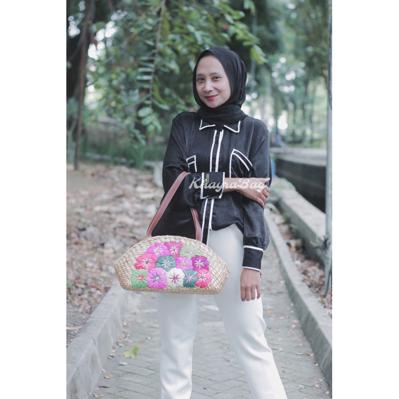 Tas Enceng stupa sulam bunga