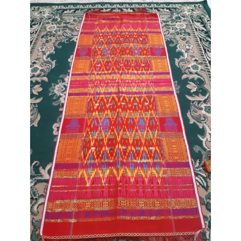 Uis Nipes Karo Merah Rumah Adat