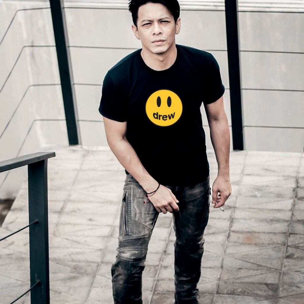 Kaos Ariel Noah - Kaos Pria Wanita Emoji T-shirt Reguler Simple Basic Hitam | Kaos Ariel Noah Metal 