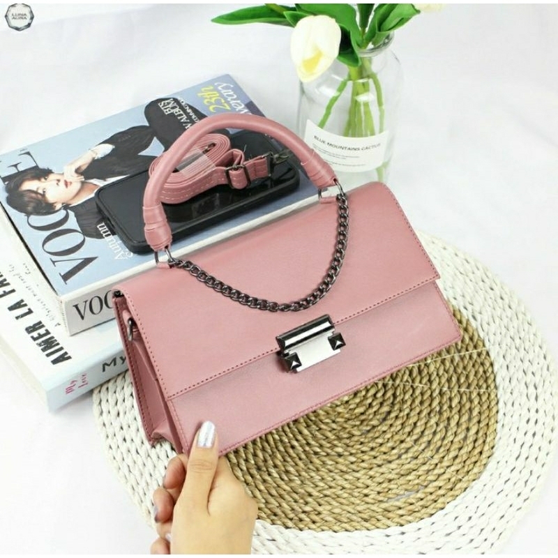 Tas selempang wanita berante unik polos cocok di bawa jalan