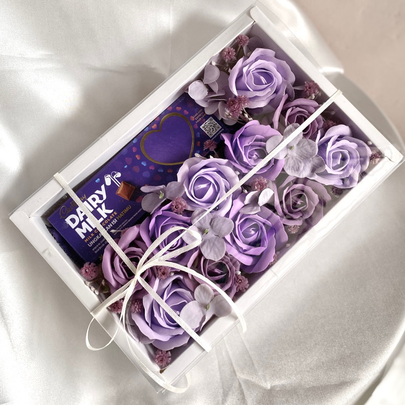 

Box Hadiah coklat dengan bunga sabun (soap flowers)/ Bloom box hadiah valentine bikin hadiahmu lebih special