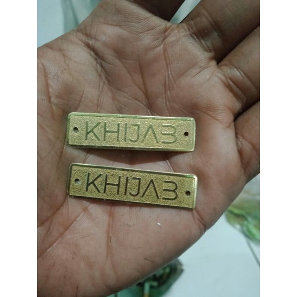 

LABEL HIJAB PLAT/MEREK KERUDUNG STENLIS/KUNINGAN FREE DESAIN HARGA PER 100 PCS