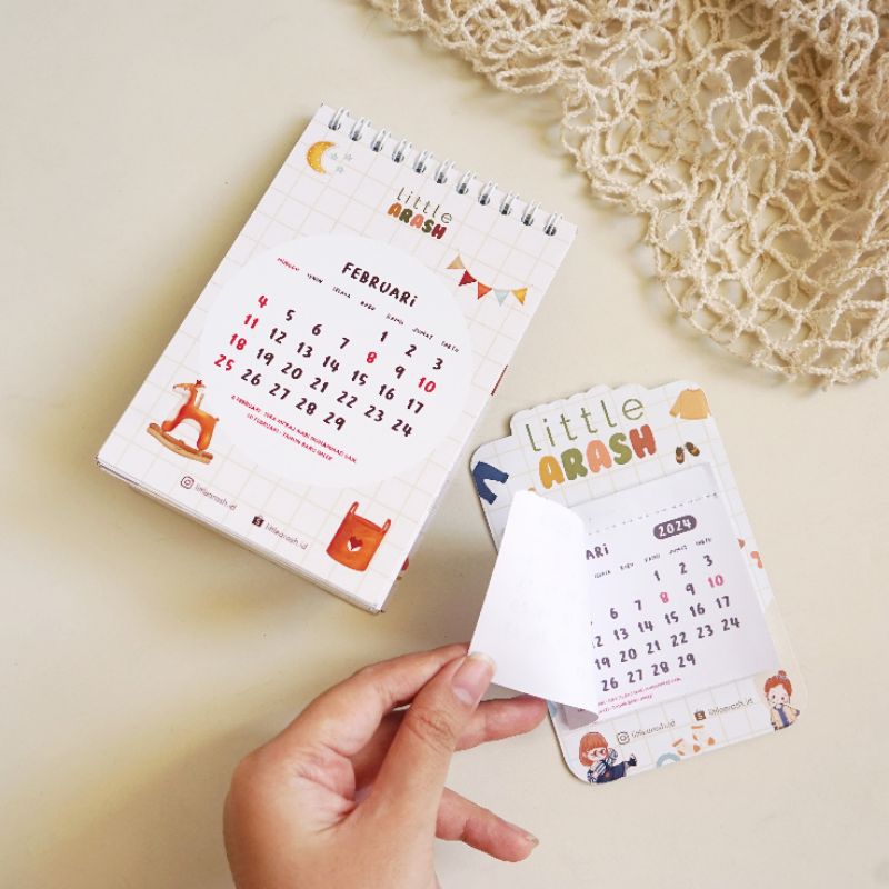 

Little Arash | KALENDER Magnet & KALENDER Duduk | Kalender tahun 2025