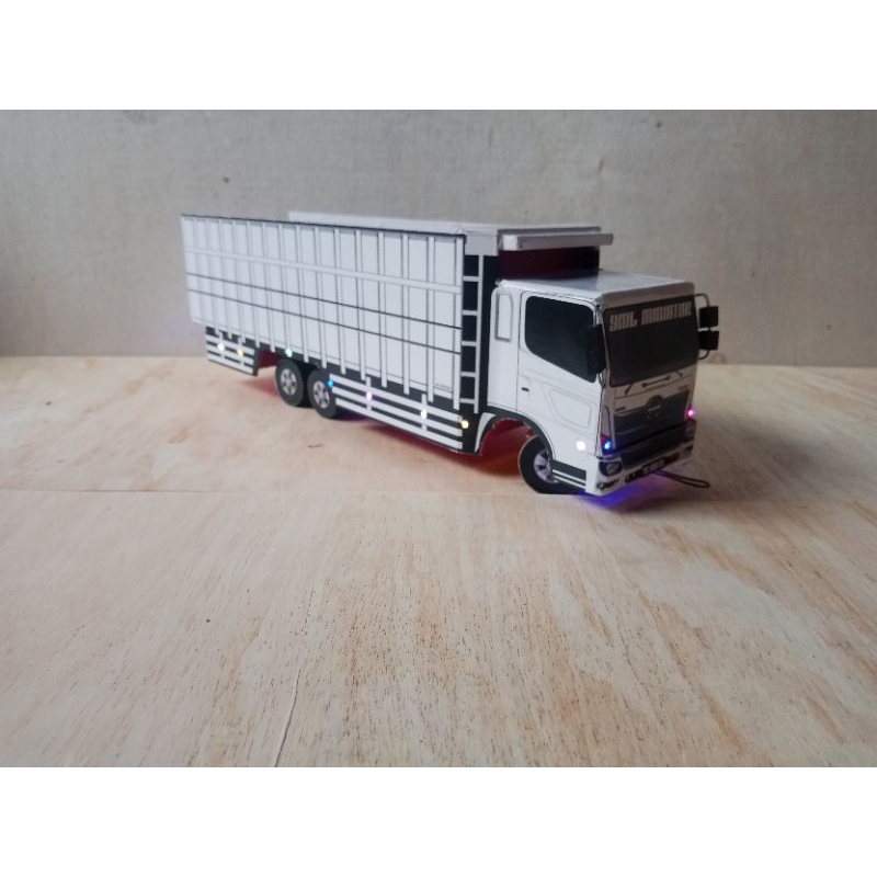 miniatur truk tronton Hino full lampu bisa oleng depan belakang