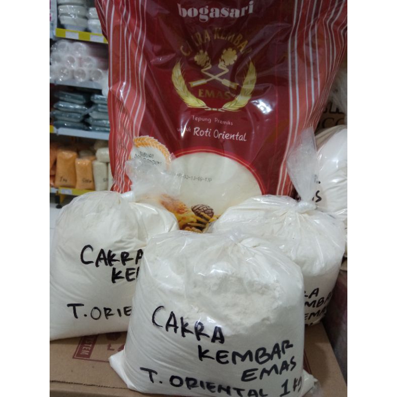 

Cakra Kembar Emas Tepung Roti Oriental Repack - 1Kg