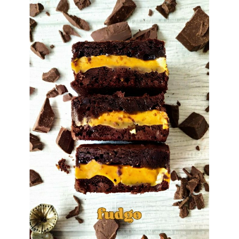 

FUDGO ORI FUDGY BROWNIE SANDWICH Creamy Salted Caramel dan Pecan nut