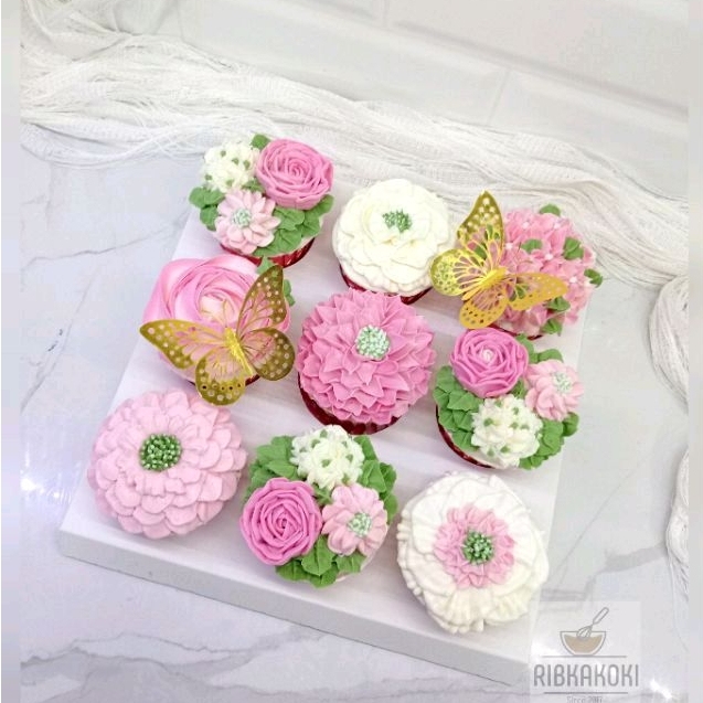 

(Hanya Sidoarjo Surabaya Gresik) cake kue kado hantaran lamaran engagement wedding cake cupcake