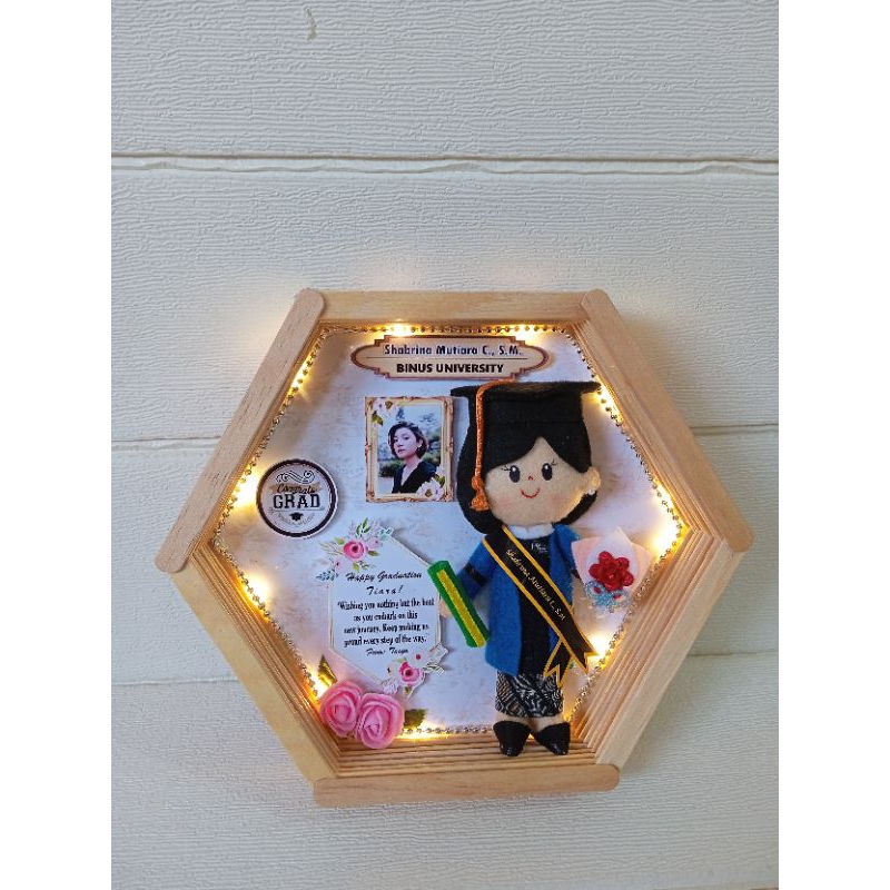 Hexa Stik Frame Wisuda | Boneka Wisuda Stik | Hampers Wisuda